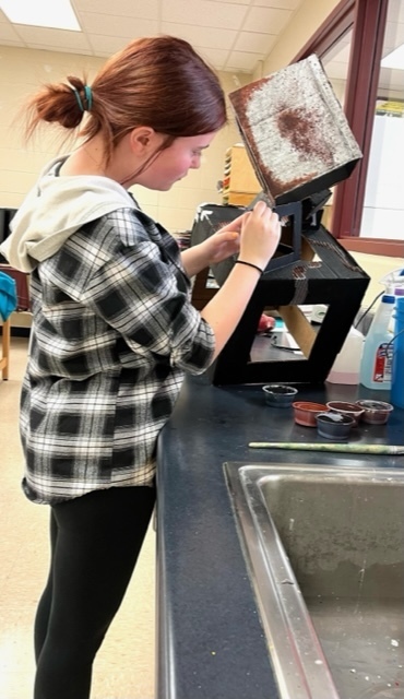Art students learn about faux finishing and how to make cardboard look like rusty metal. #fauxfinishing #3Ddesign #sculpture